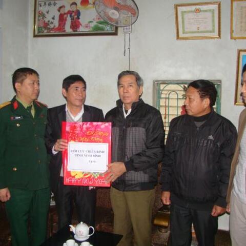 Hội CCB các cấp phối hợp với Hội Doanh nhân CCB và chi nhánh Viettel Ninh Bình Thăm và tặng quà tết cho các gia đình chính sách