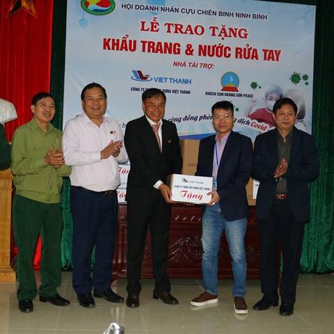 Hội Cựu chiến binh tỉnh Ninh Bình phối hợp với  Hội Doanh nhân Cựu chiến binh tỉnh  trao tặng vật tư phòng, chống dịch bệnh CoVid-19
