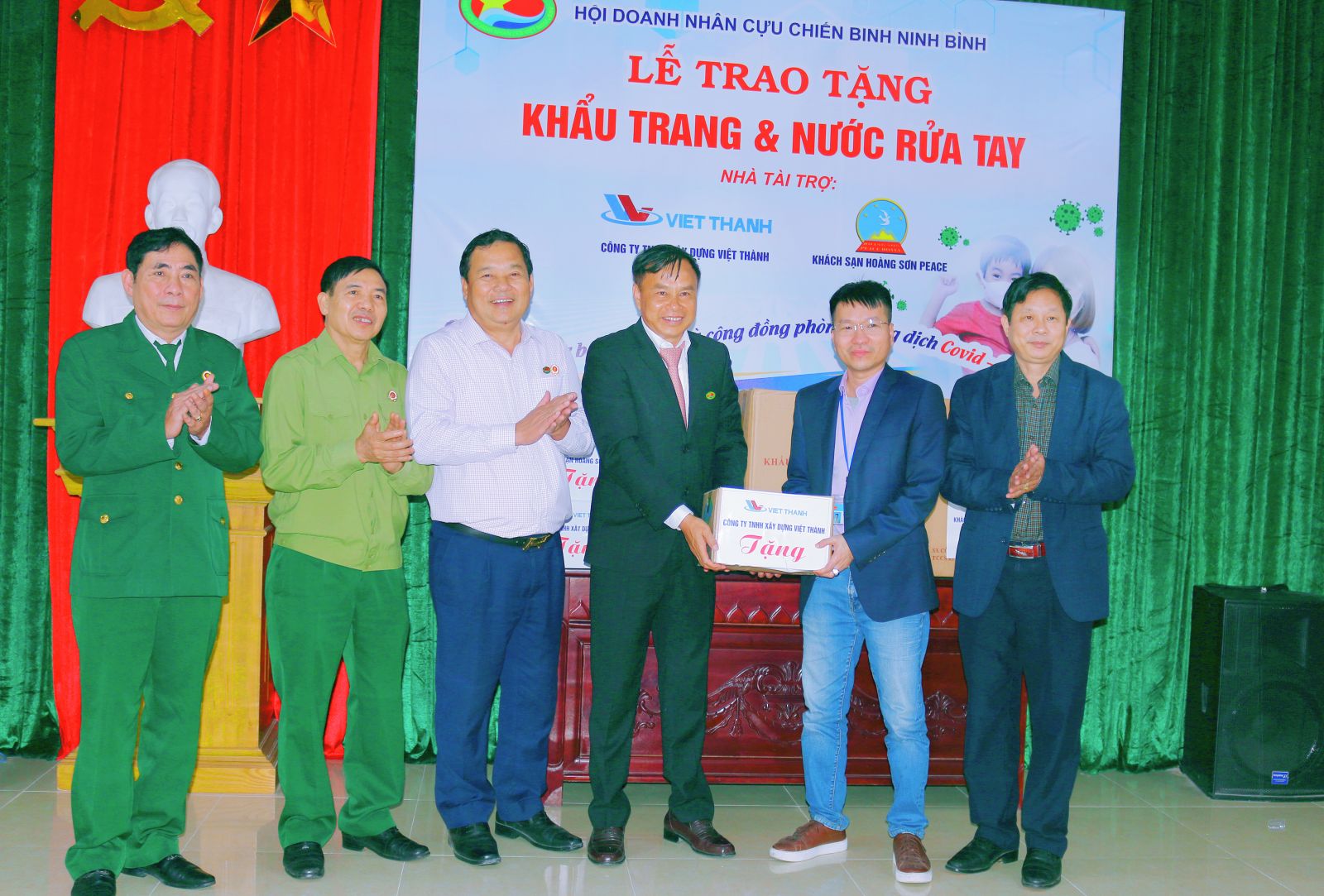 Hội nghị Doanh nhân CCB tỉnh trao Khẩu trang, nước rửa tay phòng chống dịch Covid-19 cho trung tâm y tế tỉnh Ninh Bình.